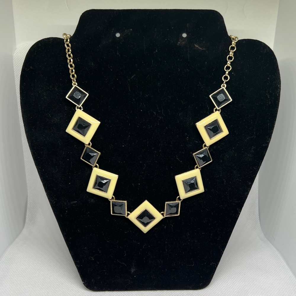 Geometric statement necklace